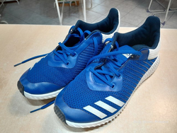 Adidas-40-sneakers Fortarun con lacci blu