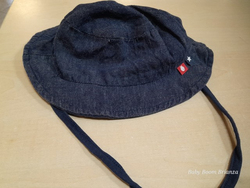 Cappellino reversibile con laccetto blu e jeans 