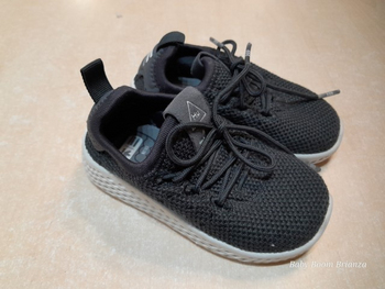 Adidas-20-Scarpa nera con lacci 
